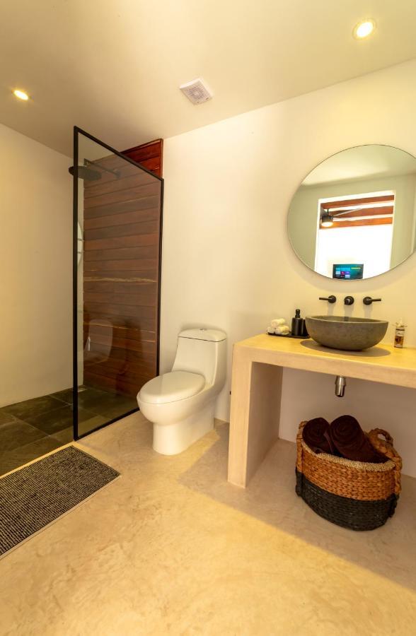 Zimmer mit Kingsize-Bett und Poolblick