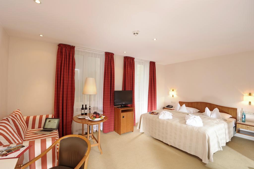 Family Room,1211857192:JPEG