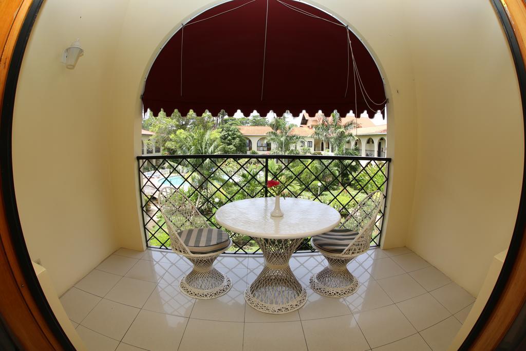 Zimmer mit Doppel- oder Kingsize-Bett mit Gartenblick