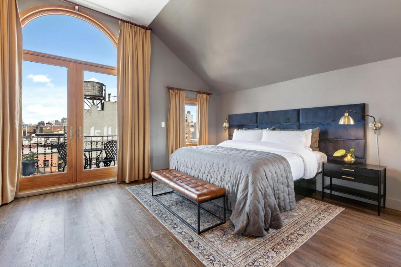 Quintessential Zimmer mit Kingsize-Bett und Balkon