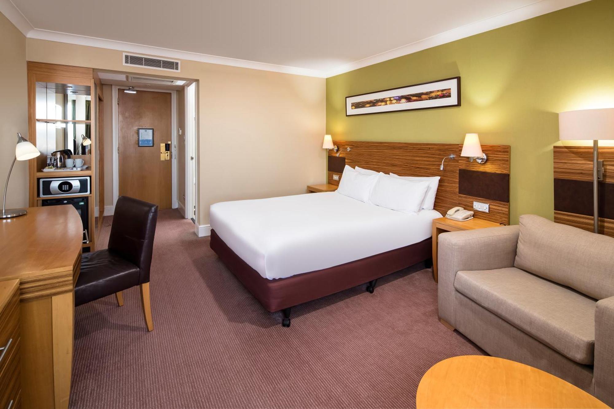 Standard Zimmer mit Queensize-Bett und Einzelschlafsofa