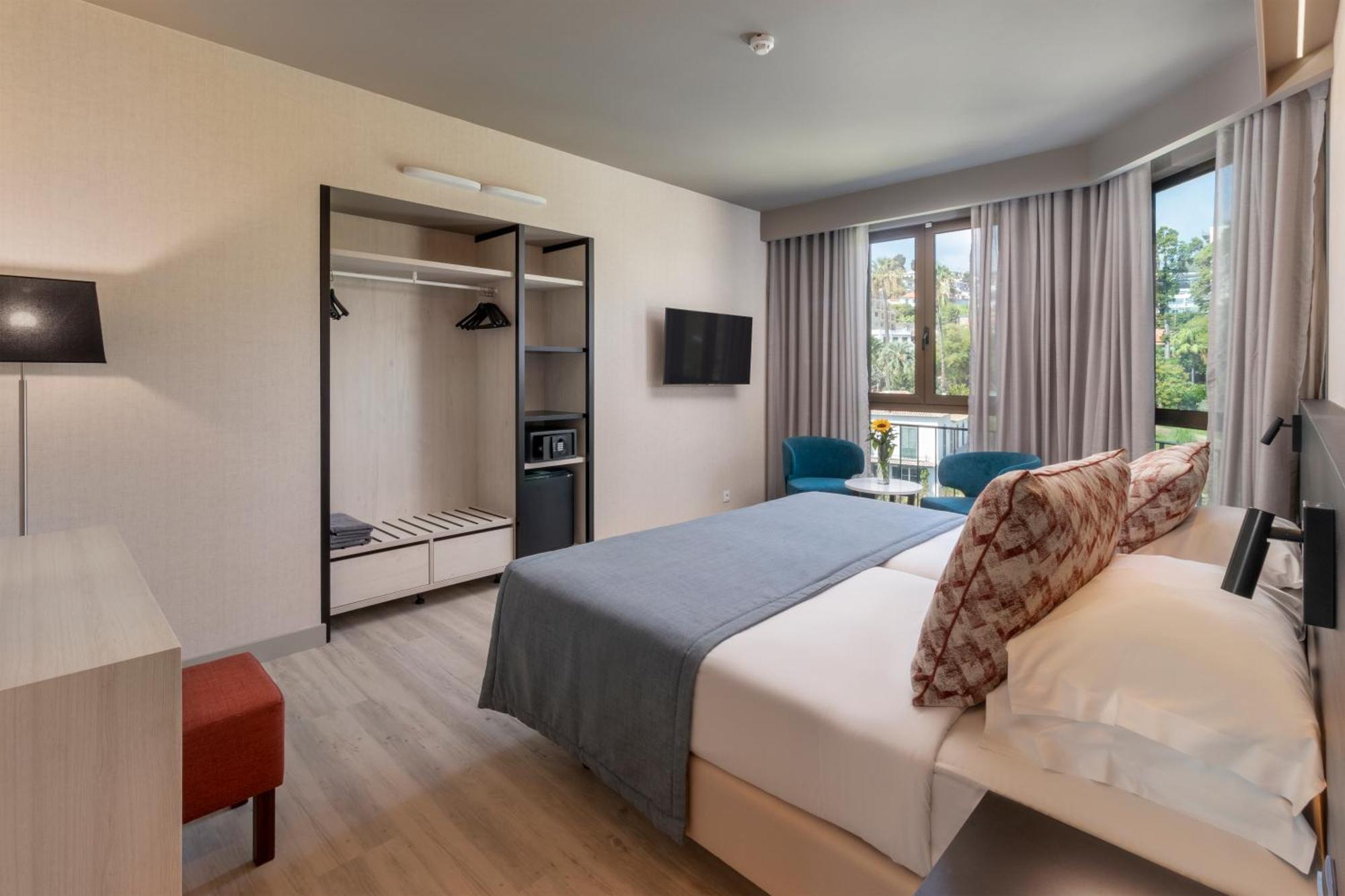 Doppel-/Zweibettzimmer mit Gartenblick