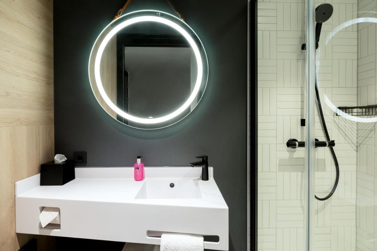 Moxy Family Room with One Queen Bed and Sofa Bed,1548538561:JPEG