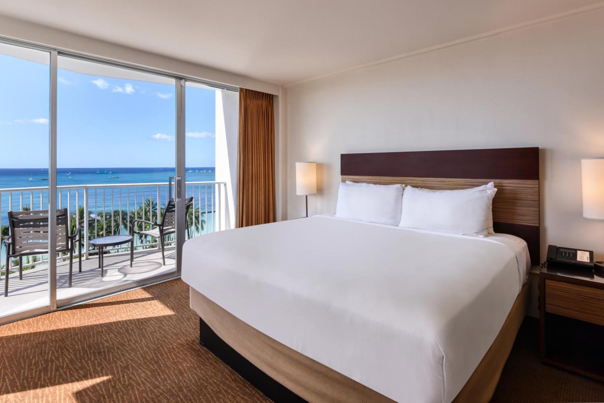 Zimmer mit Kingsize-Bett und Meerblick