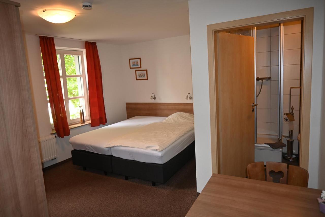 Doppel- oder Zweibettzimmer