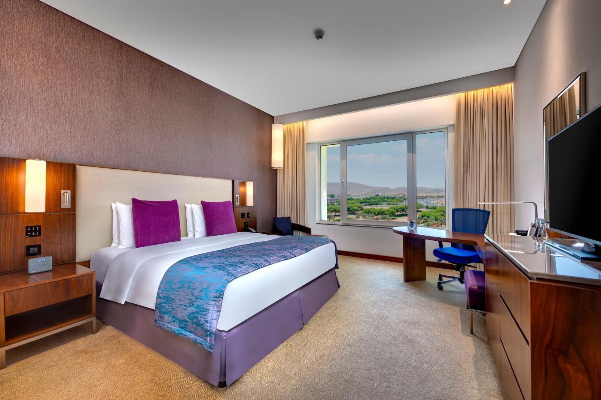 Zimmer mit Kingsize-Bett und Bergblick