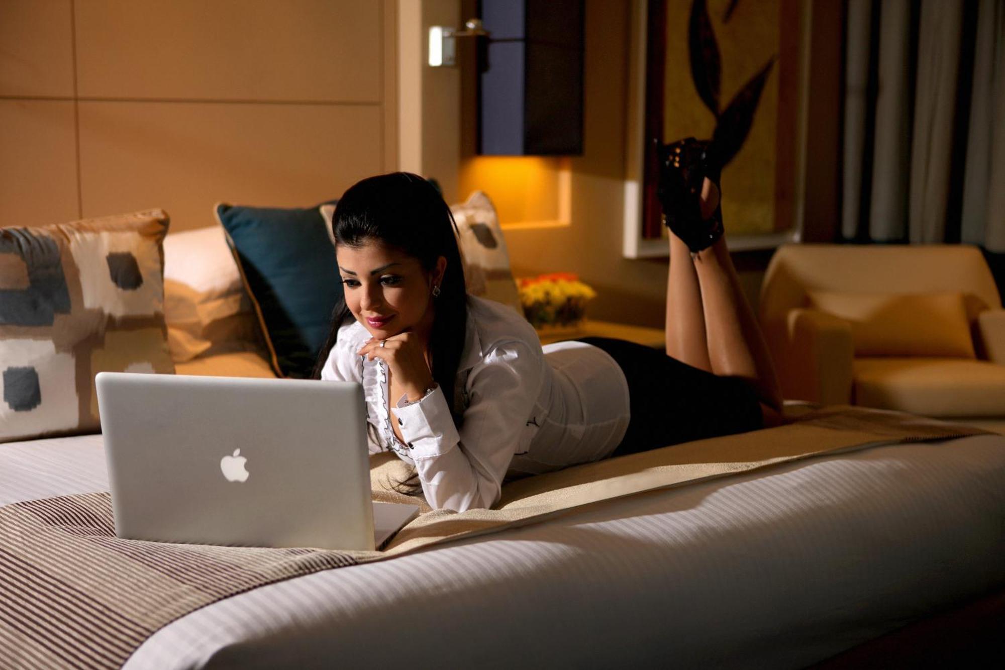 Zimmer mit Kingsize-Bett und Zugang zur Lounge