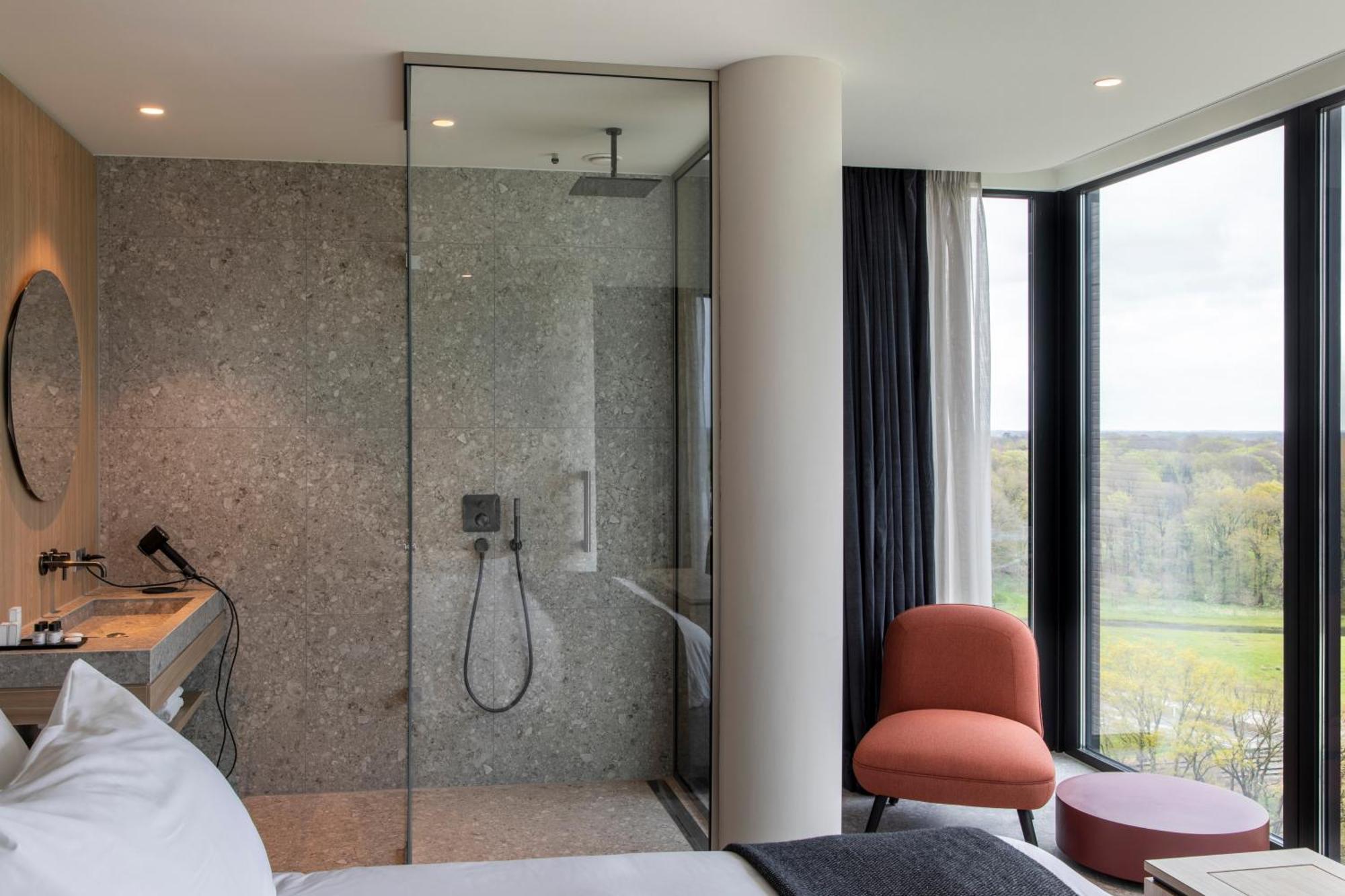 Zimmer mit Kingsize-Bett und Whirlpool