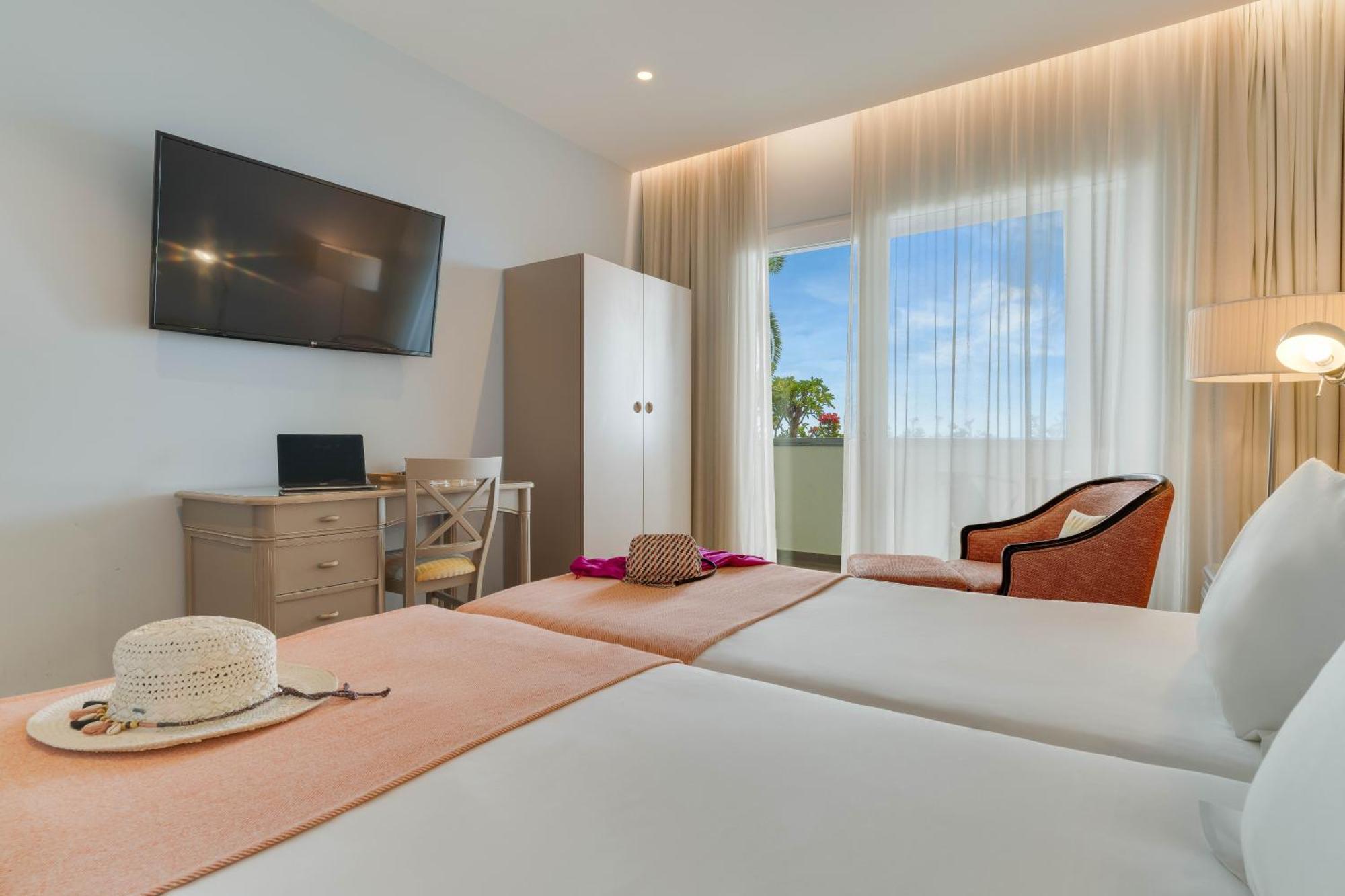 Twin Room,1585463012:JPEG