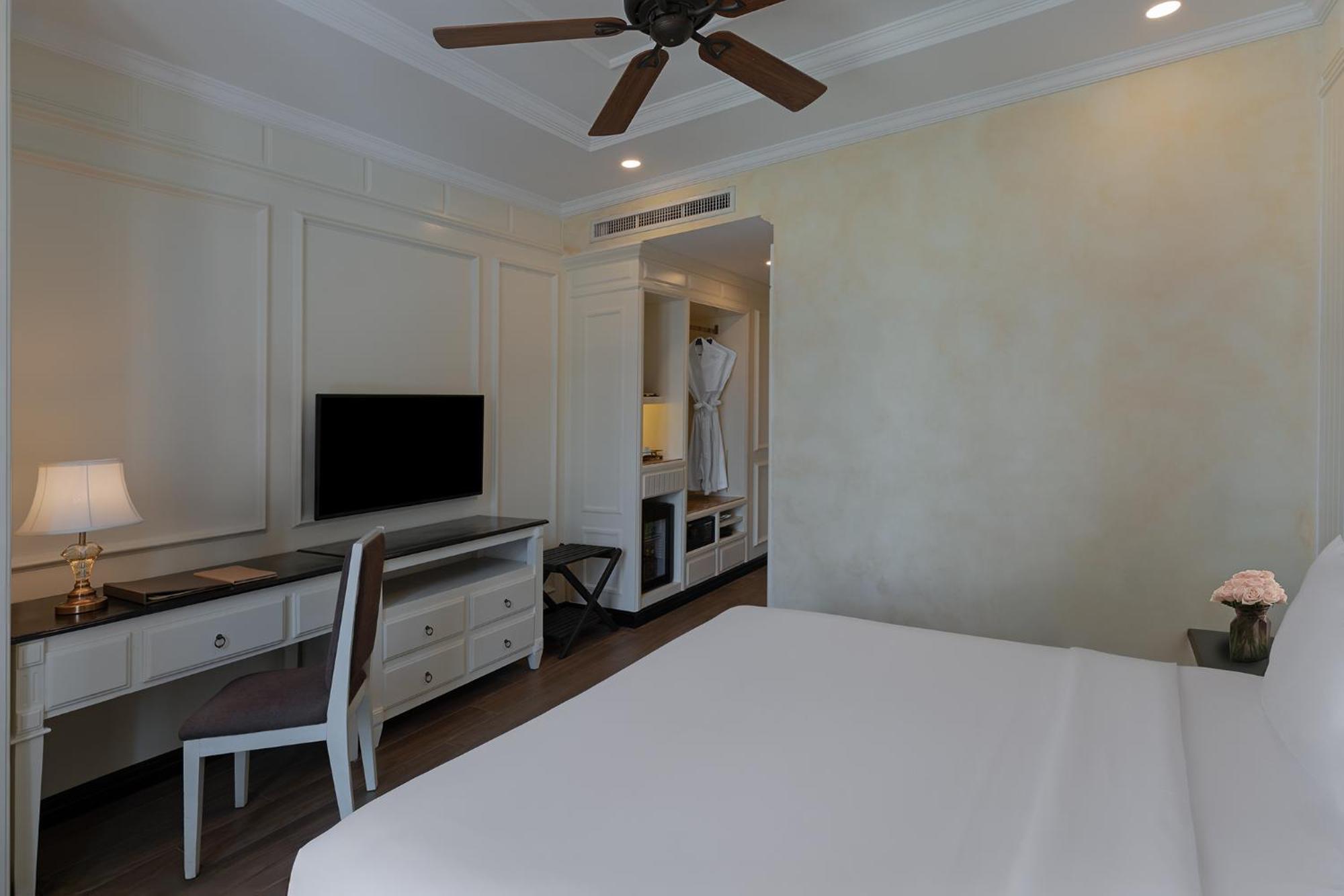 Deluxe Urban King - Includes Minibar & USD10 Spa Credit