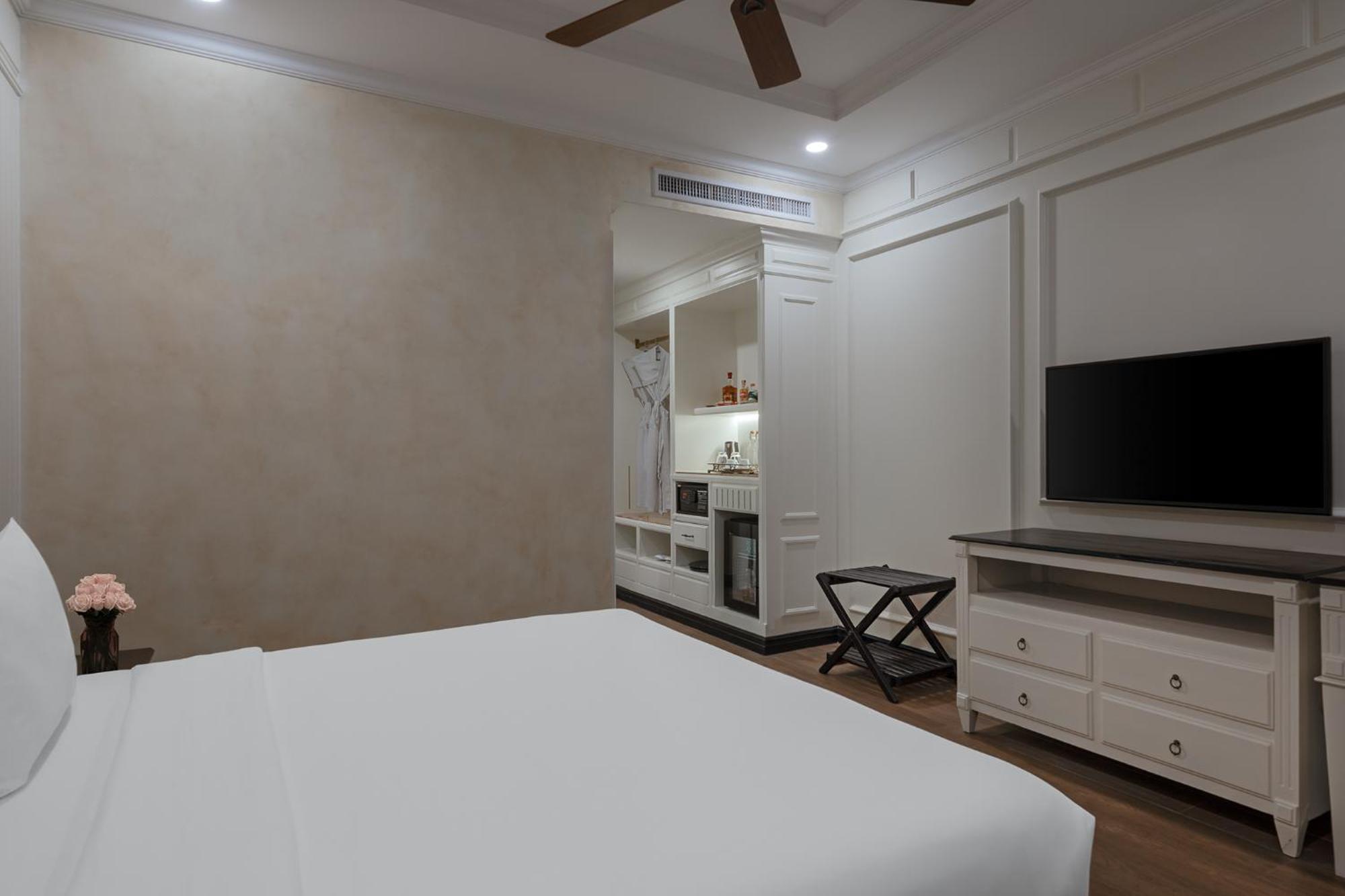 Deluxe Comfort King - Heritage-Brick Wall View