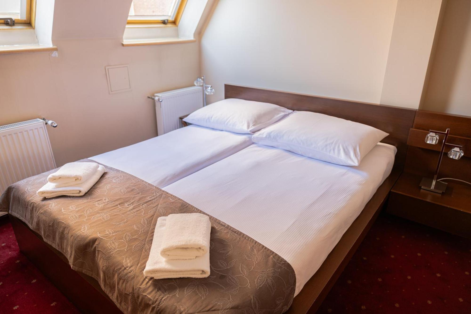 Dieses Apartment bietet 2 Schlafzimmer mit 1 Queensize-Bett und 2 Schlafsofas.