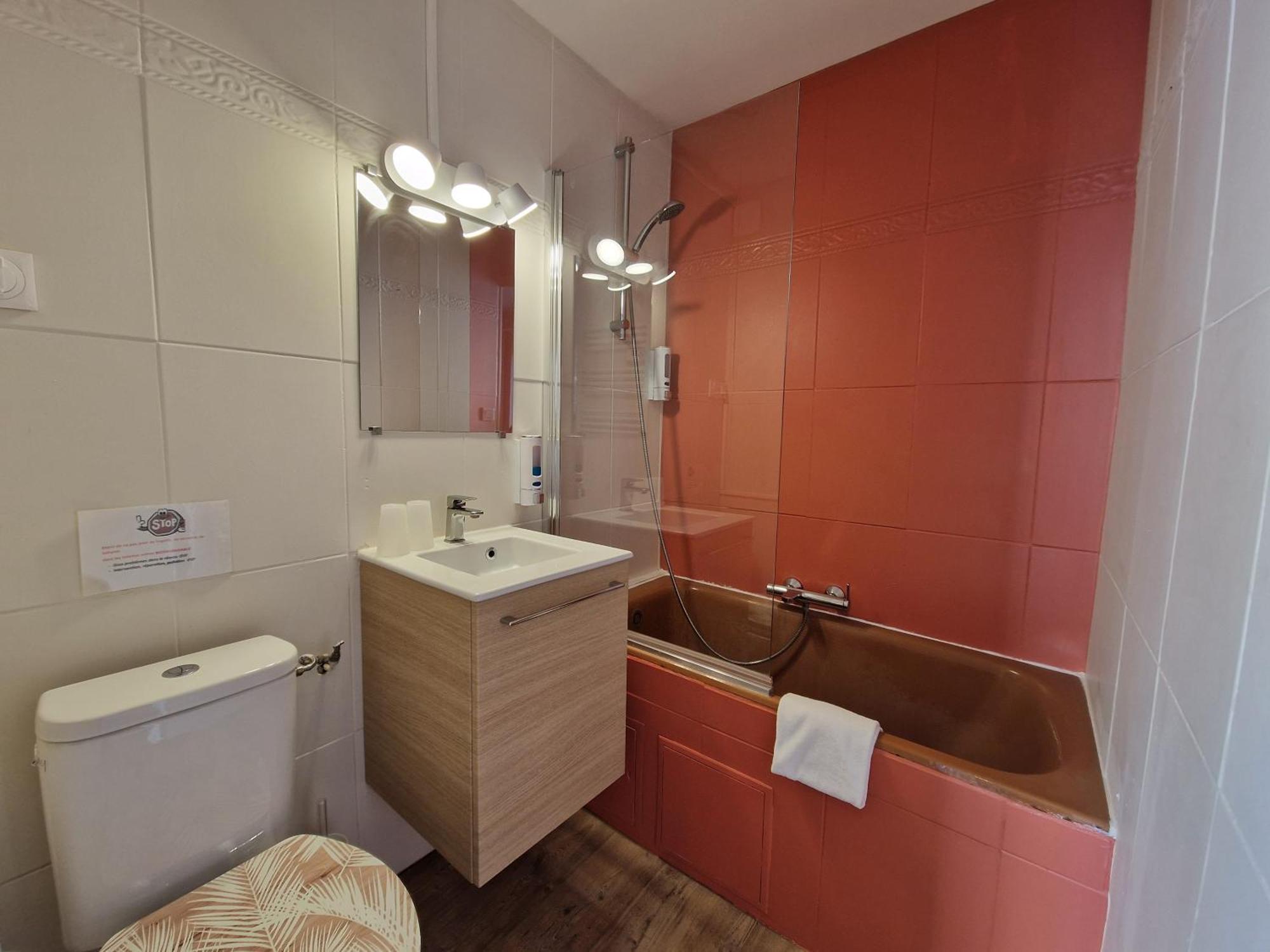 Small Double Room,1663181789:JPEG