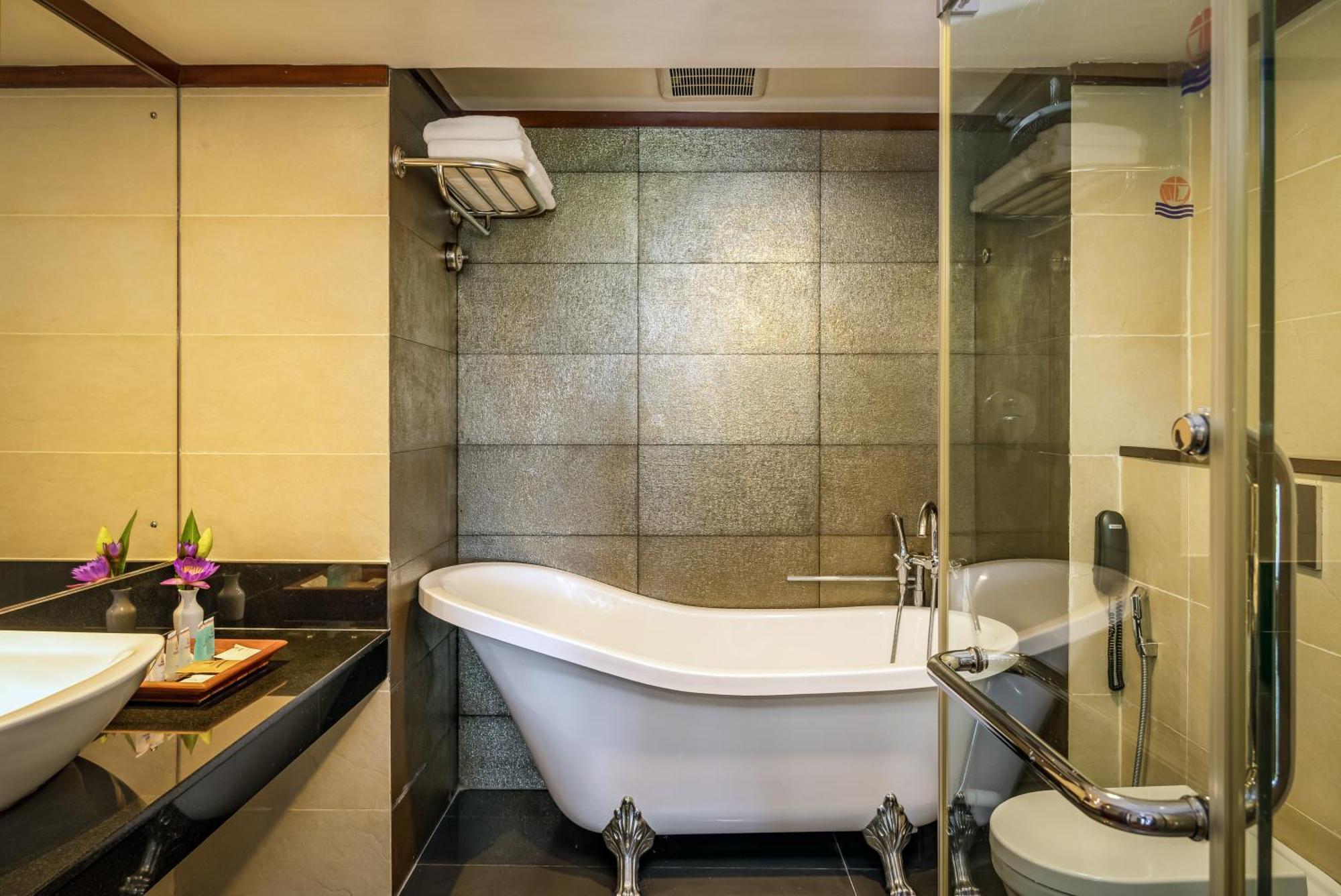Suite with Hot Tub,1697909709:JPEG