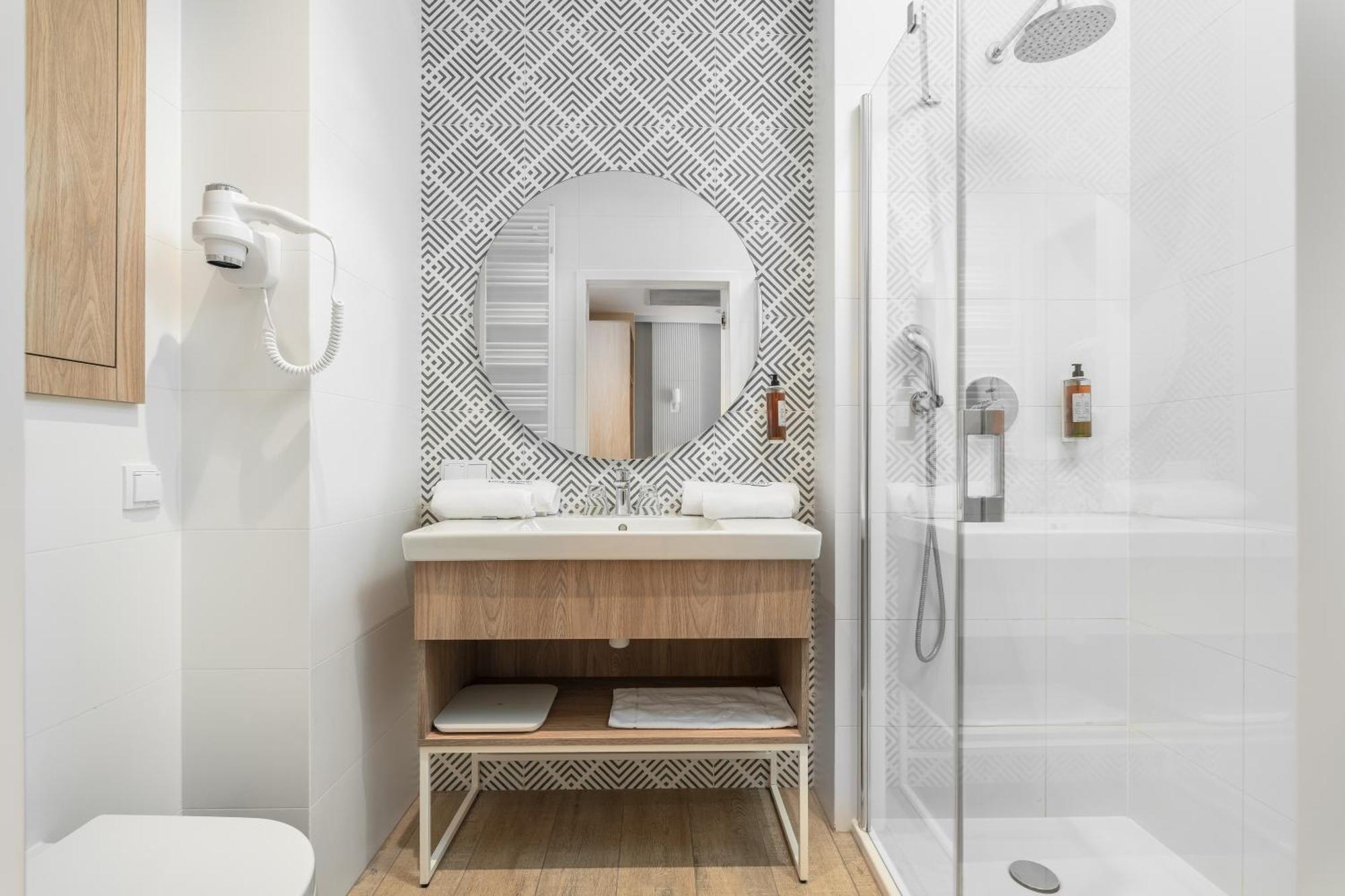 Deluxe One-Bedroom Apartment