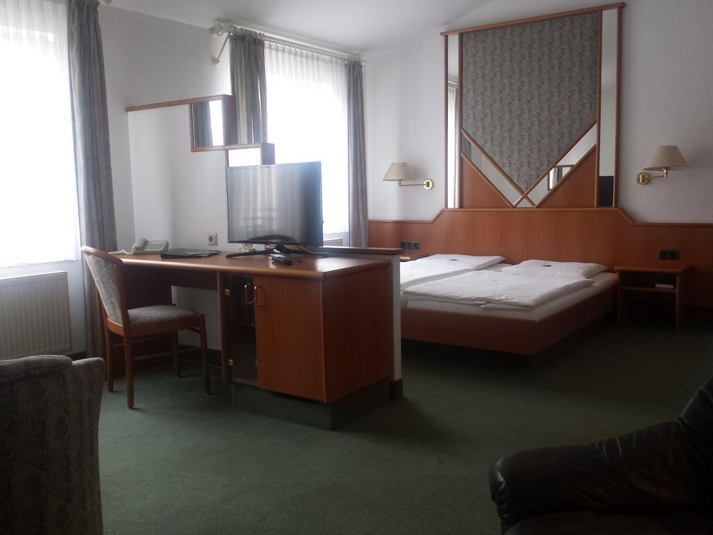 Dreibettzimmer mit Dusche