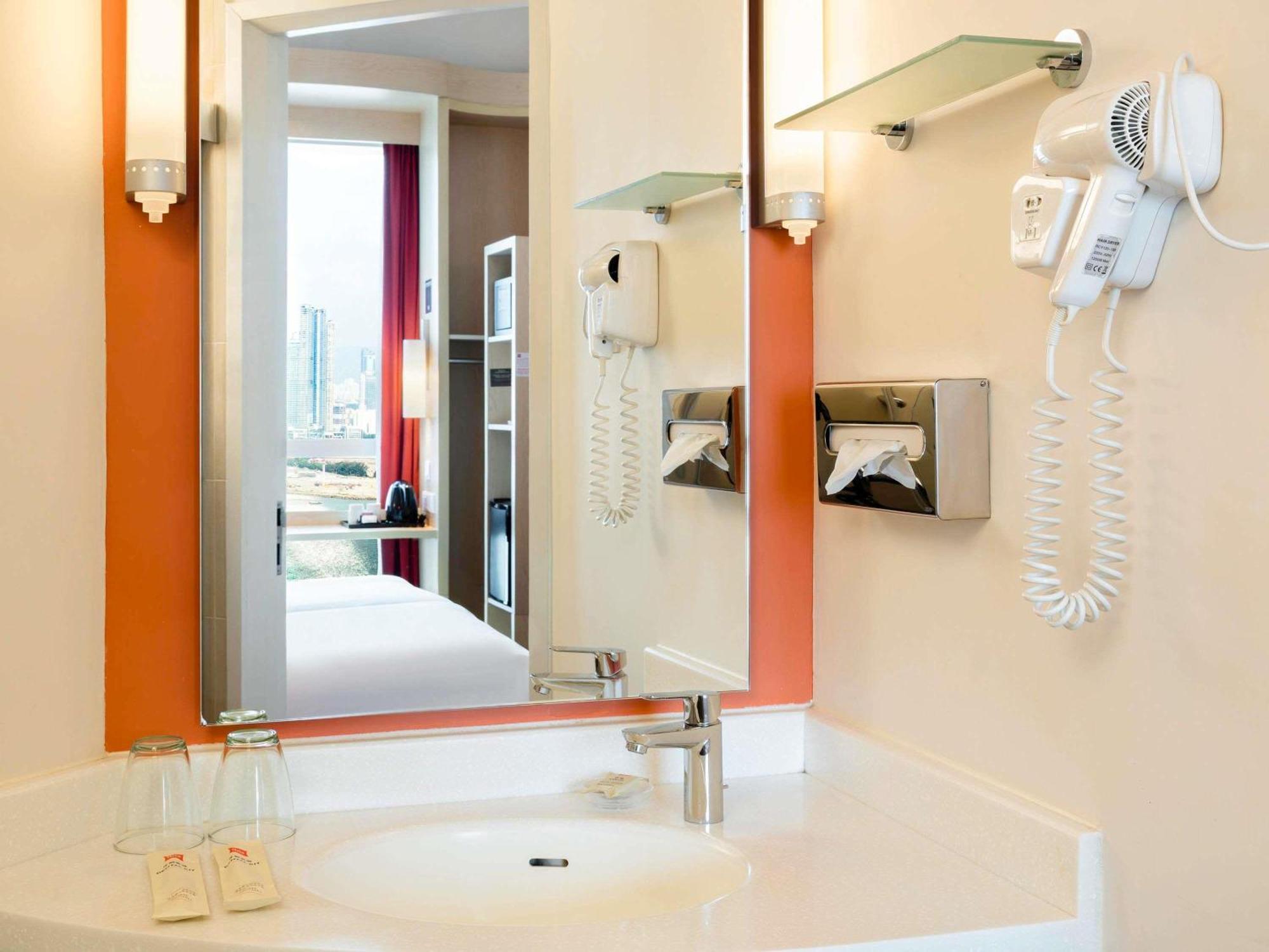 Standard Zimmer mit Queensize-Bett und Hafenblick