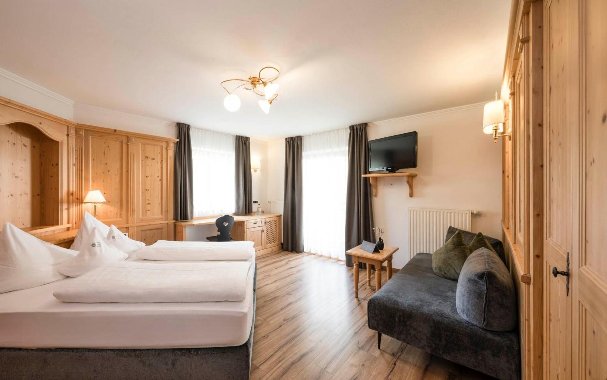 Deluxe Double Room,1772925180:JPEG