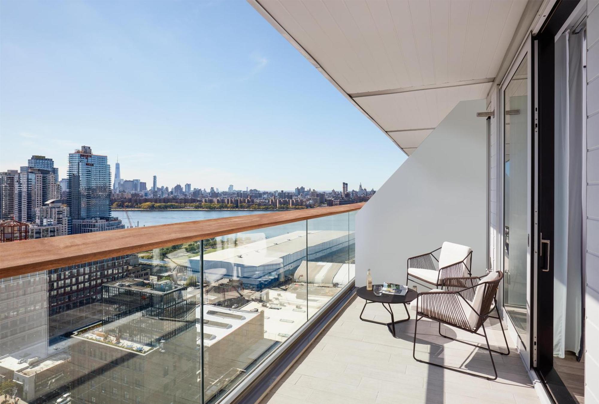 Zimmer mit Kingsize-Bett und Balkon