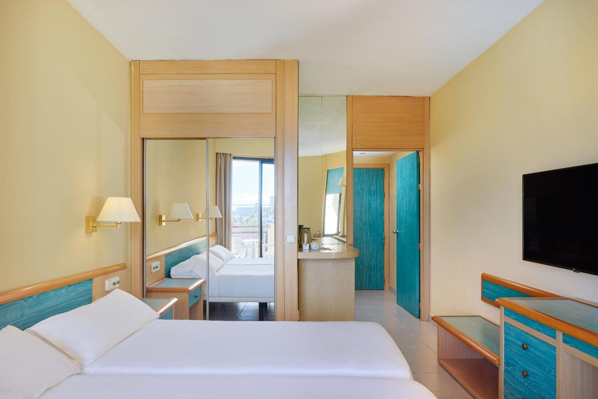 Standard Zimmer mit seitlichem Meerblick