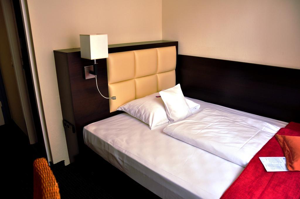 Budget Double Room,1291475845:JPEG