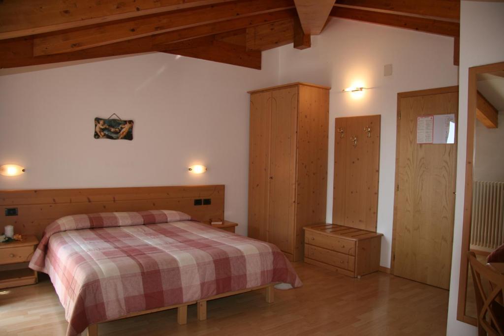 Doppel-/Zweibettzimmer mit Balkon