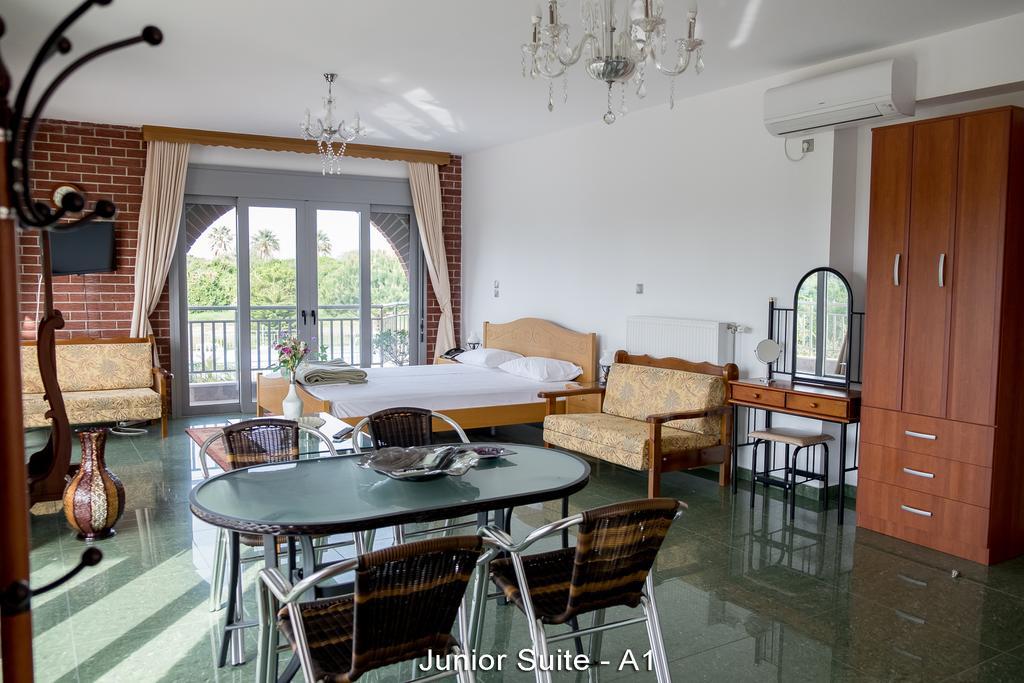 Junior Suite mit Poolblick (2 Erwachsene + 2 Kinder)