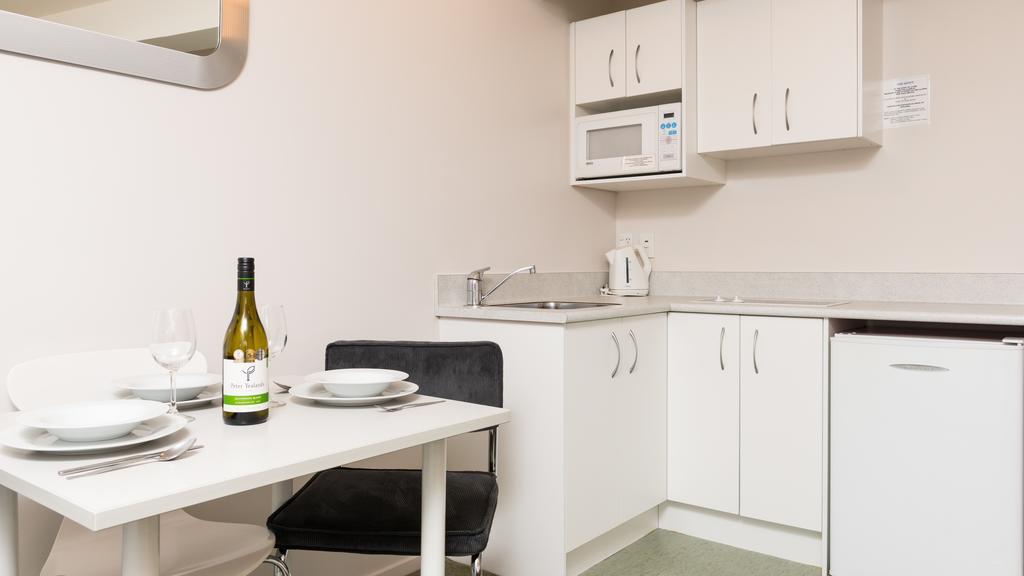 Deluxe Studio,326628523:JPEG