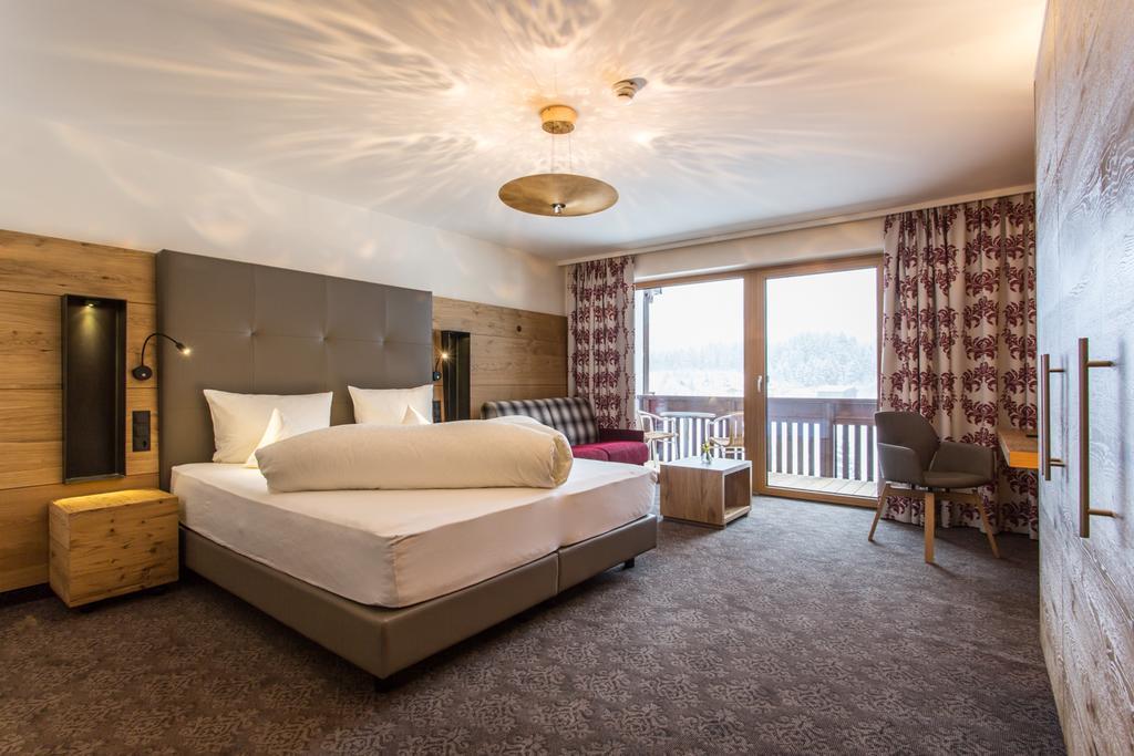 Zimmer mit Kingsize-Bett und Bergblick
