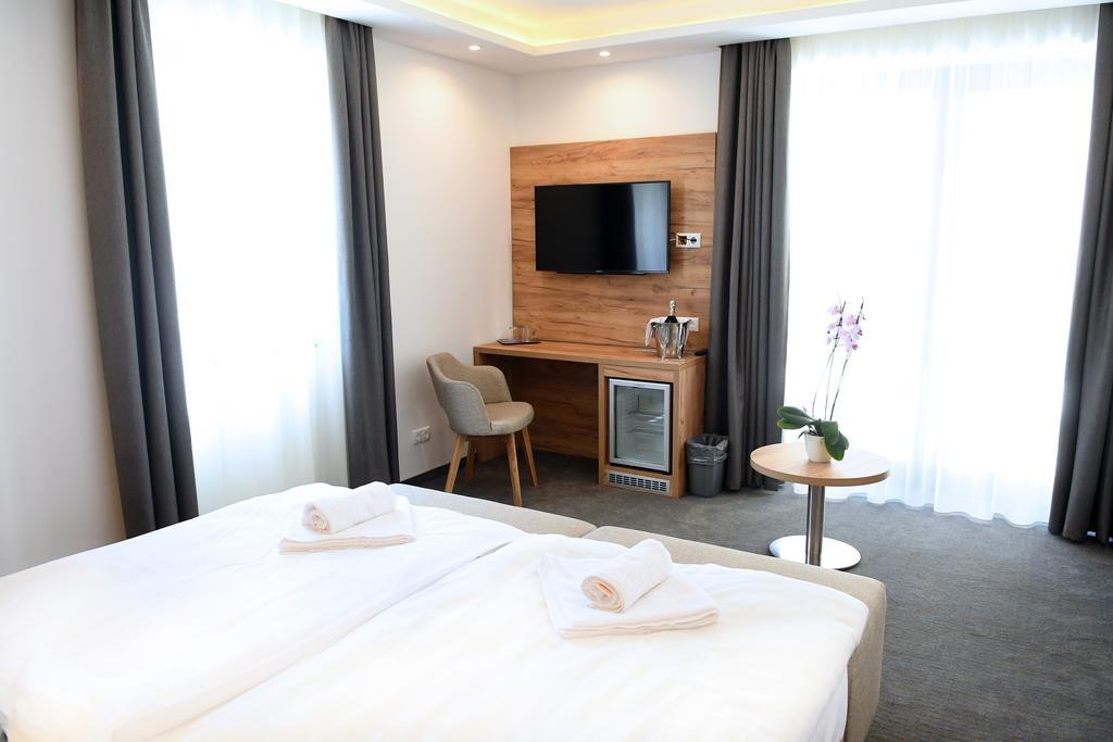 Superior Double Room with Balcony,416330907:JPEG