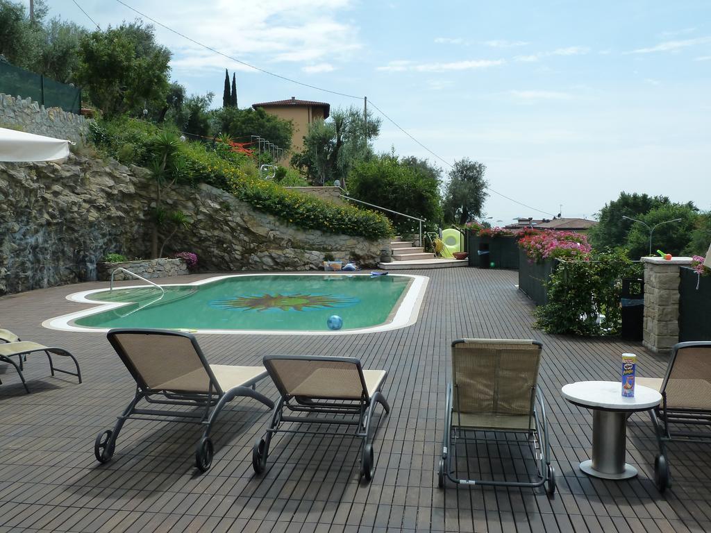 Studio (2 Adults),419657430:JPEG