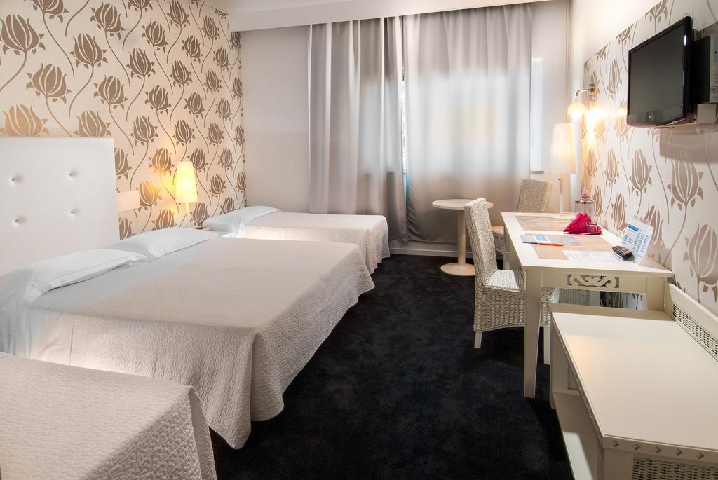 Standard Room with Street View,1111020375:JPEG