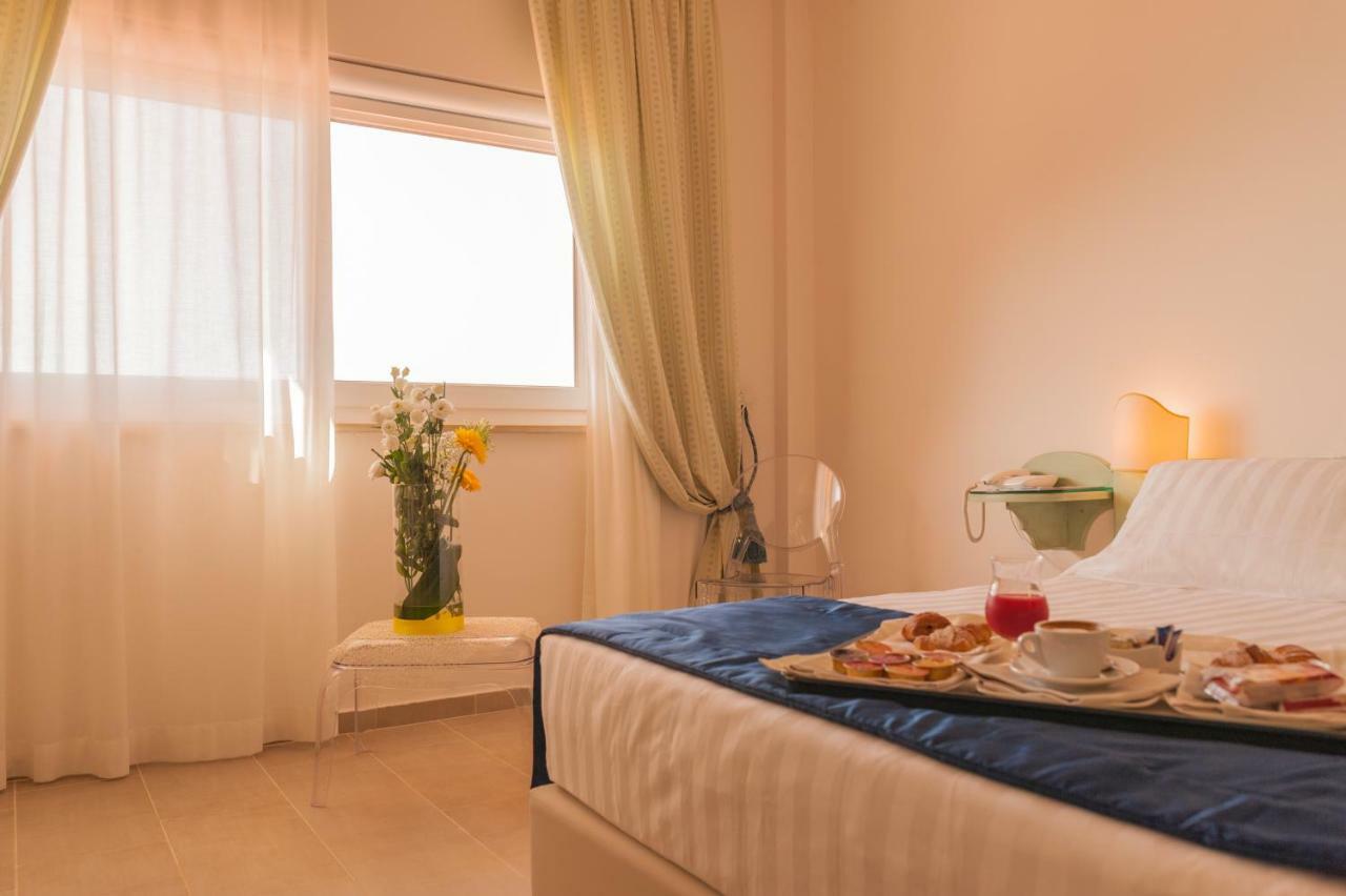 Doppel-/Zweibettzimmer mit seitlichem Meerblick