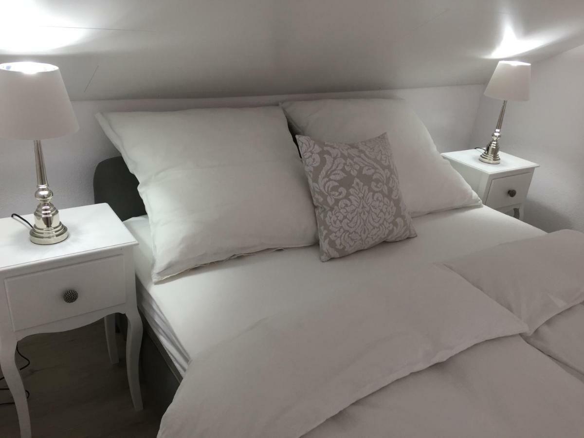 Doppelzimmer mit Balkon und Burgblick