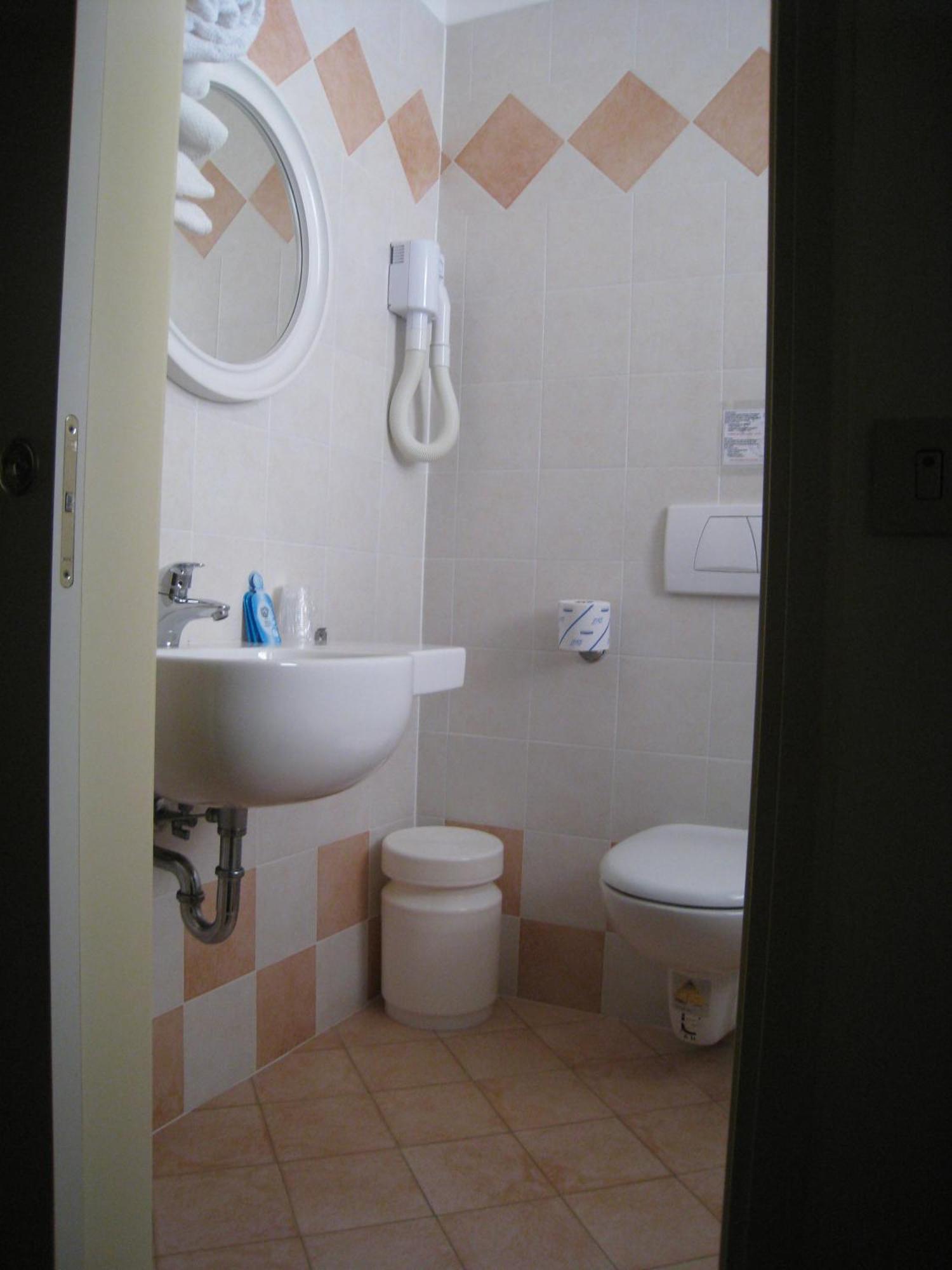 Quadruple Room with Sea View,1233051110:JPEG