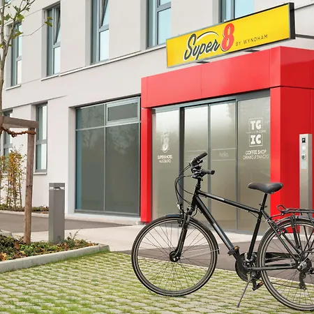 Super 8 by Wyndham Oberhausen am Centro-2