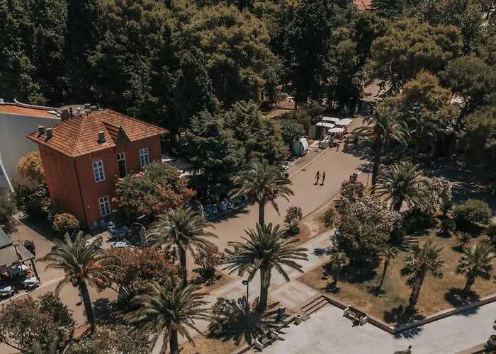 Le Petit Chateau