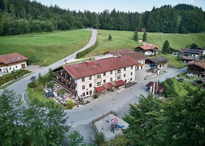 Aktivhotel&Gasthof Schmelz Ihr familienfreundliches Urlaubs Hotel mit Wellness, Almsauna, Chiemgau Karte