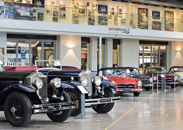 Hotel nahe College: V8 Hotel Motorworld Region Stuttgart