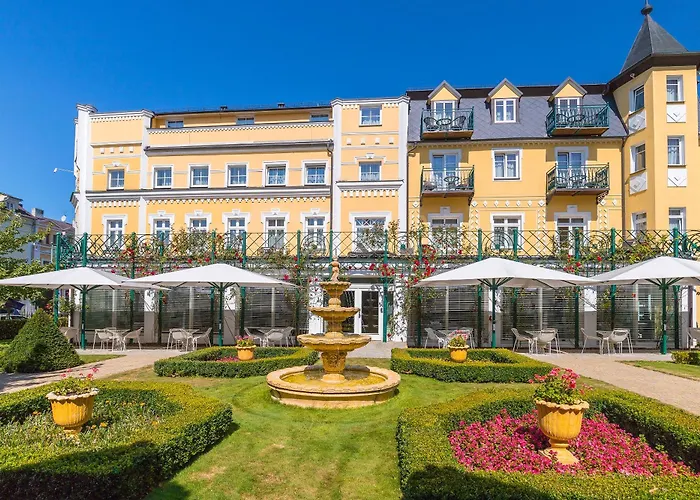 Hotel mit Pool: Hotel Bajkal