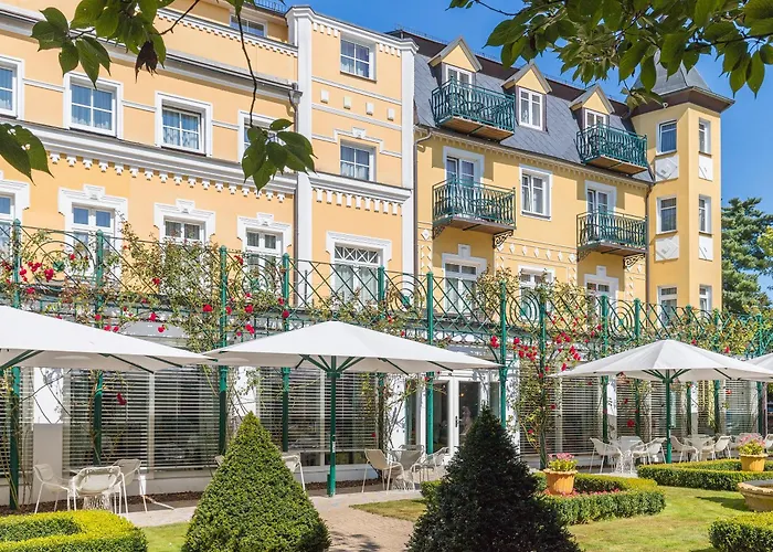 Hotel mit Pool: Hotel Bajkal