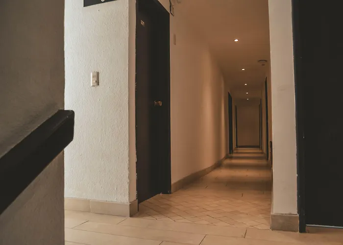 Hotel nahe College: Hotel Latino