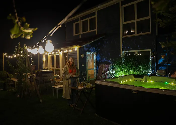 Hotel nahe College: Hostel oder Ferienwohnung 1-16 Personen im BLAUEN HAUS